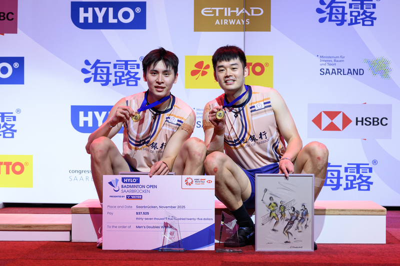 Los badmintonistas Chiu Hsiang-chieh (邱相榤, izqda.) y Wang Chi-lin (王齊麟, dcha.) ganaron el título en la modalidad dobles masculino en el  Abierto Hylo, en Alemania. (Foto: CNA)