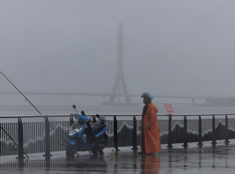 Fung-wong deja fuertes lluvias en toda la isla mientras sigue aproximándose describiendo una pirueta (Foto: CNA)