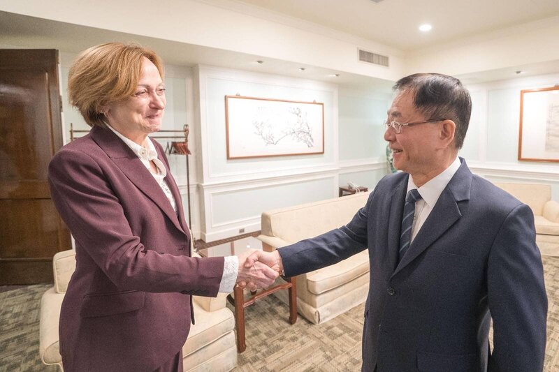 Baushuan Ger, viceministro de Exteriores, recibe a Zsuzsanna Hargitai, directora del área de financiación para pymes del BERD (Foto: CNA)