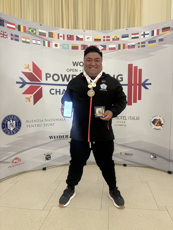 El levantador de potencia taiwanés Yang Sen (楊森) se llevó tres medallas, oro, plata y bronce, en el Abierto Mundial de Levantamiento de Potencia Equipado. (Foto: CNA)