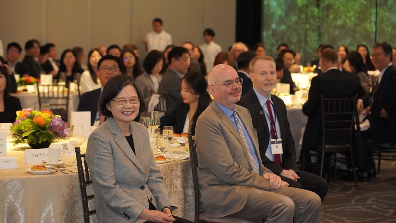 La expresidenta Tsai Ing-wen con el director del AIT, Raymond Greene (Foto: CNA)
