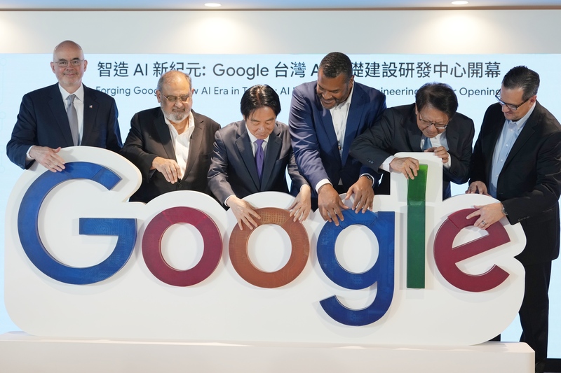 Lai Ching-te (centro) inaugura las nuevas oficinas de Google en Taipéi (Foto: CNA)