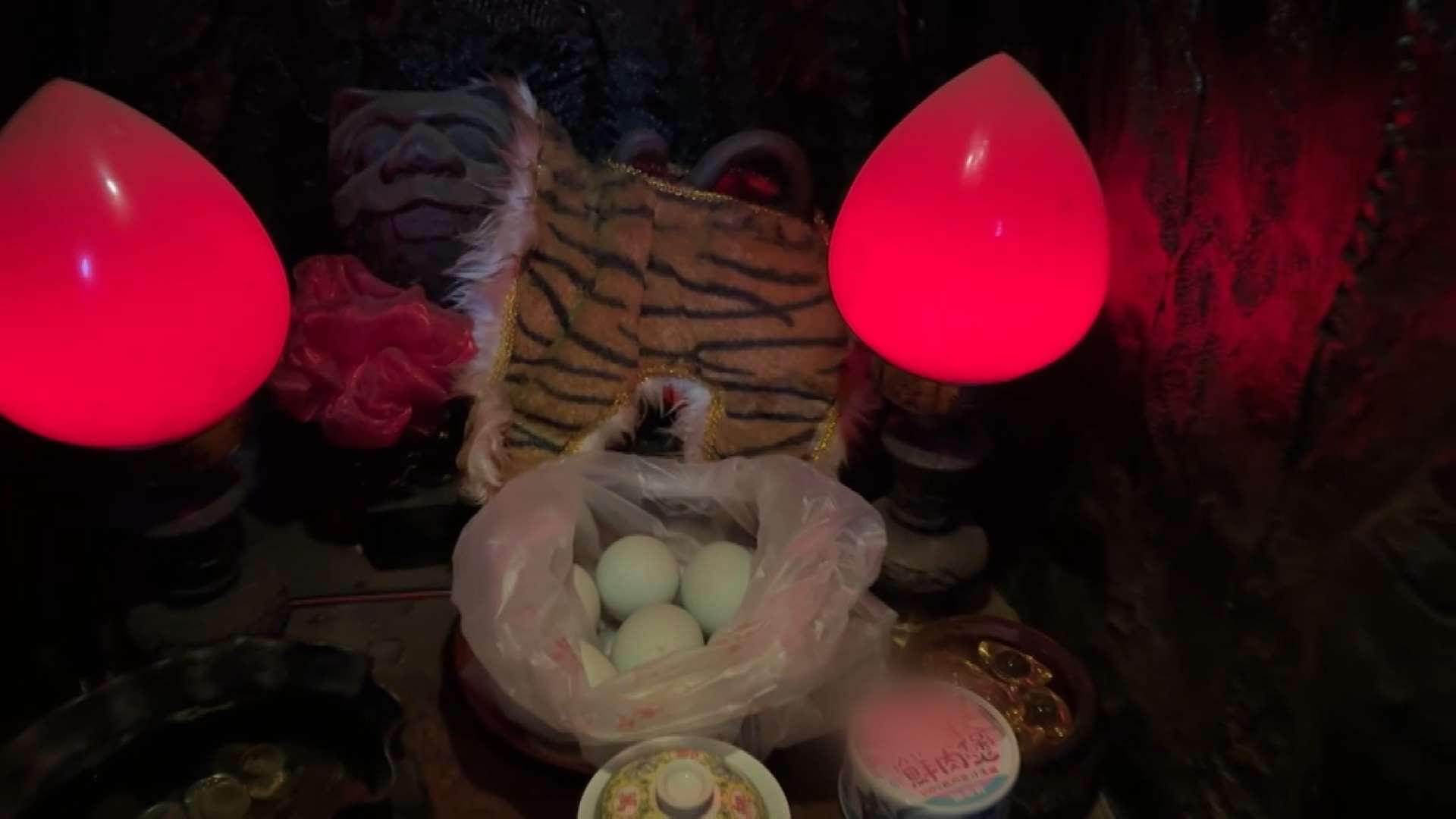 Templo de Yunlin avisa de que el dios Tigre no quiere comida para gatos, sino huevos (en la imagen), fruta o dulces (Foto: captura de vídeo)