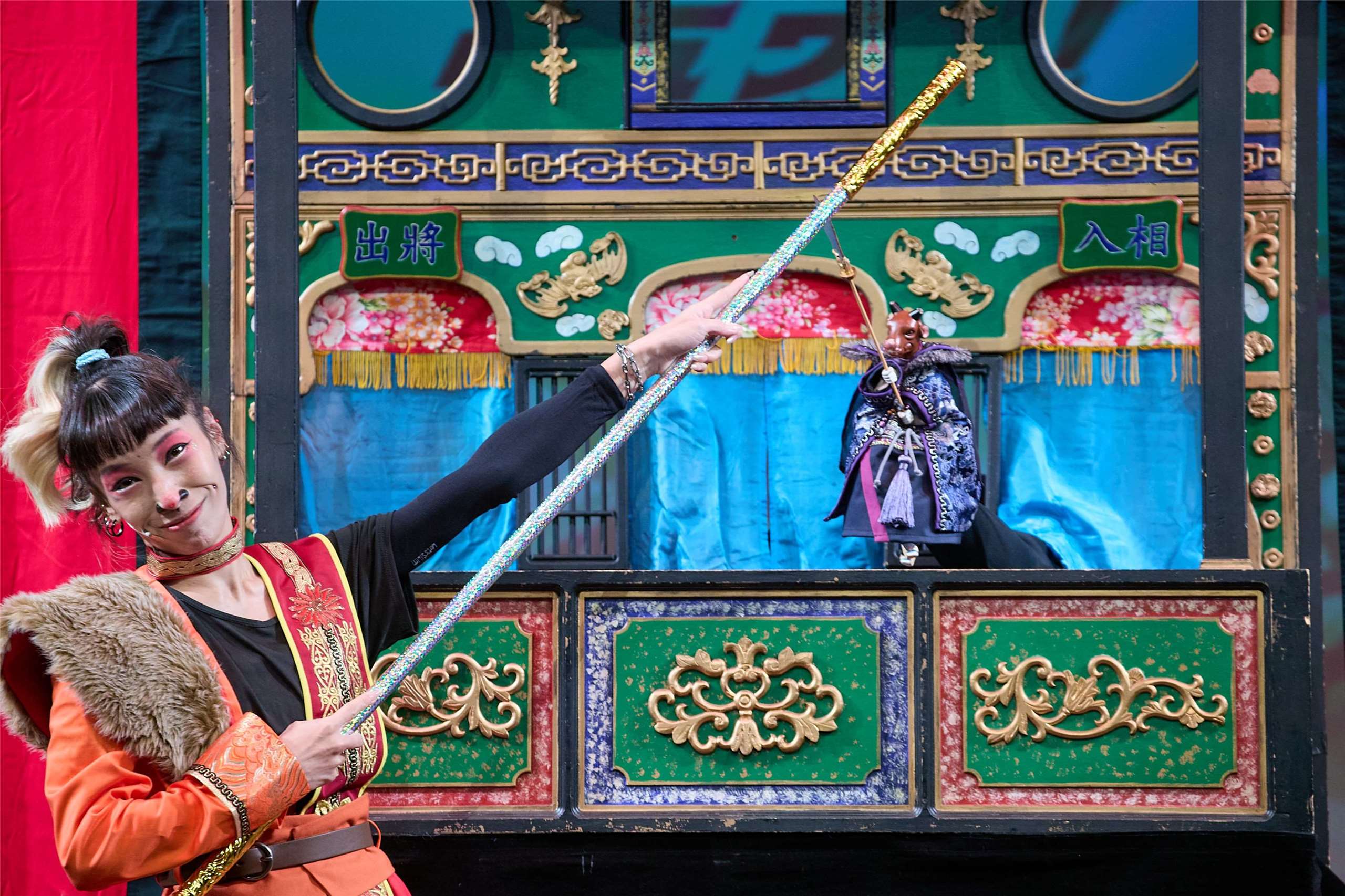 La compañía de teatro de títeres Shan (山宛然劇團) presenta su obra «¡Date un volantín, Sun Wukong!», un montaje que combina títeres de mano con la actuación de artistas en escena. (Foto: Centro Nacional para las Artes Tradicionales de Taiwán)