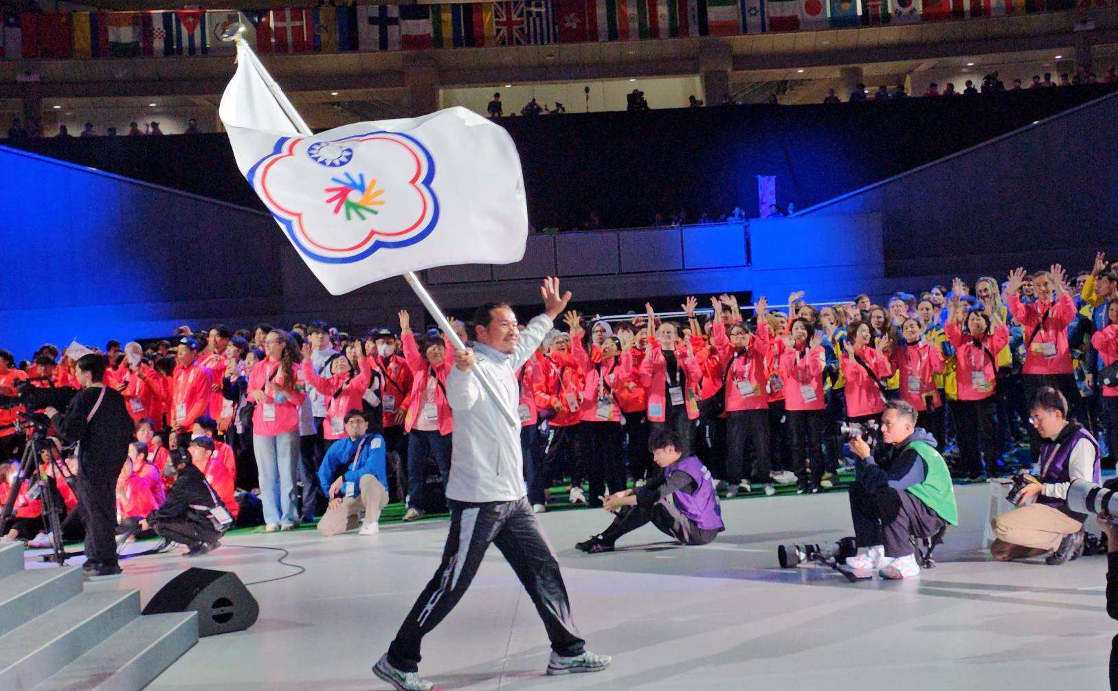 Los juegos multideportivos para atletas con discapacidad auditiva concluyeron el miércoles 26 en Tokio. La delegación taiwanesa obtuvo una medalla de oro, seis de plata y seis de bronce. En la imagen, el entrenador An Ching-lung (安慶隆). (Foto: Ministerio del Deporte)