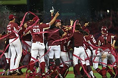 Los Monos Rakuten se coronaron campeones de la Liga de Béisbol Profesional de Taiwán 2025, al vencer 4-1 en la serie final a los CTBC Brothers. En el quinto y último encuentro, disputado en el Estadio Intercontinental de Taichung, el equipo de Taoyuan se impuso 7-9 a sus rivales, llevándose así el título. (Foto: CNA)