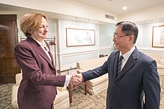 Baushuan Ger, viceministro de Exteriores, recibe a Zsuzsanna Hargitai, directora del área de financiación para pymes del BERD (Foto: CNA)