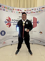 El levantador de potencia taiwanés Yang Sen (楊森) se llevó tres medallas, oro, plata y bronce, en el Abierto Mundial de Levantamiento de Potencia Equipado. (Foto: CNA)