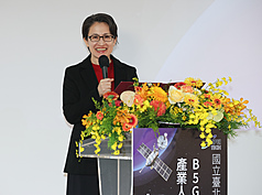 La vicepresidenta Hsiao Bi-khim en el nuevo centro especializado en comunicaciones satelitales B5G de la Universidad Tecnológica de Taipéi (Foto: CNA)