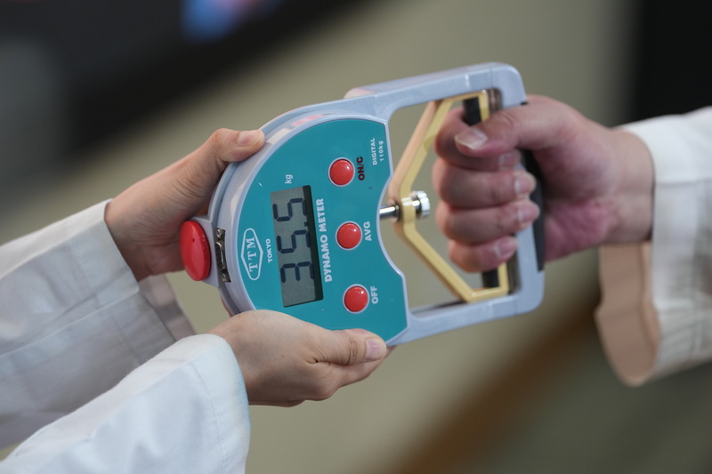 Dinamómetro digital de mano para medir la fuerza de agarre. (Foto: CNA)