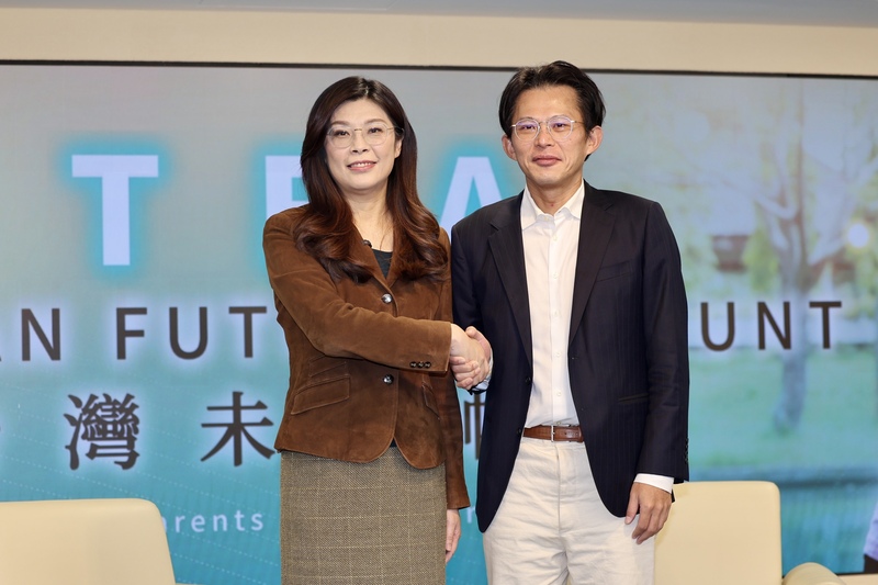 Cheng Li-wun, presidenta del KMT, y Huang Kuo-chang, presidente del Partido Popular de Taiwán (Foto: CNA)