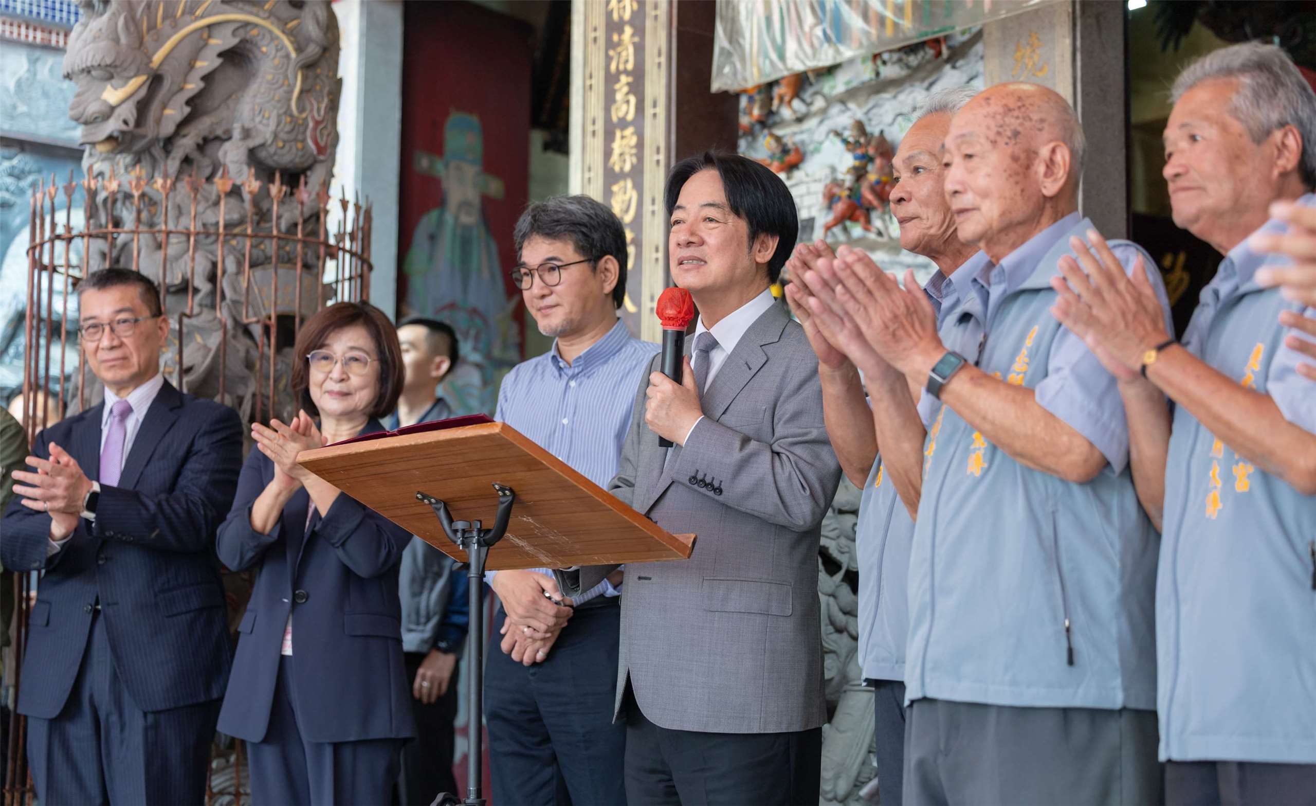 Lai Ching-te reza por la lealtad del templo Jubao de Baozhong (Yunlin) ante un eventual conflicto en el Estrecho (Foto: Oficina Presidencial)