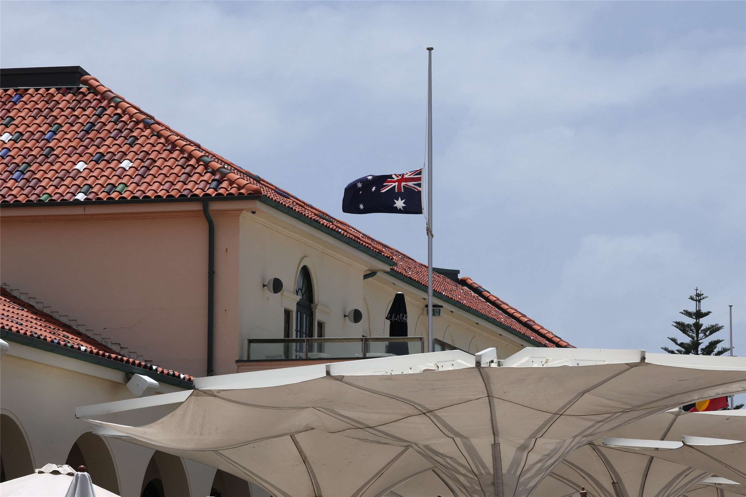 Banderas a media asta en Australia por el atentado de Bondi Beach (Foto: AFP)