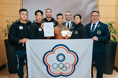 El fisicoculturista taiwanés Liu Ming-i (劉明毅, centro) se llevó dos medallas de oro en el Campeonato Mundial de Fisicoculturismo de la IFBB celebrado en Arabia Saudita. (Foto: Ministerio del Deporte)