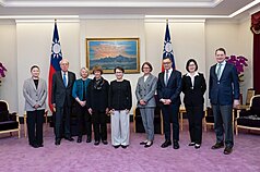 La vicepresidenta Hsiao Bi-khim con miembros del National Committee on American Foreign Policy (Foto: CNA)