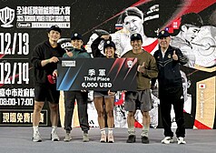 De izqda. a dcha., los atletas taiwaneses Lin Li-wei (林力瑋), Hung Tsai-jui (洪寀睿), Chen Yi-hsin (陳宜欣) y Zhu Yu-sen (朱宇森) obtuvieron el tercer lugar en la categoría por equipos del Power Fitness Grand Prix, una competencia de tipo CrossFit celebrada en Taichung. (Foto: CNA)
