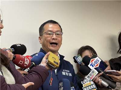 Lo Chih-chiang, diputado del KMT, explica a los medios la propuesta de destitución presidencial presentada en el Legislativo (Foto: Rti)