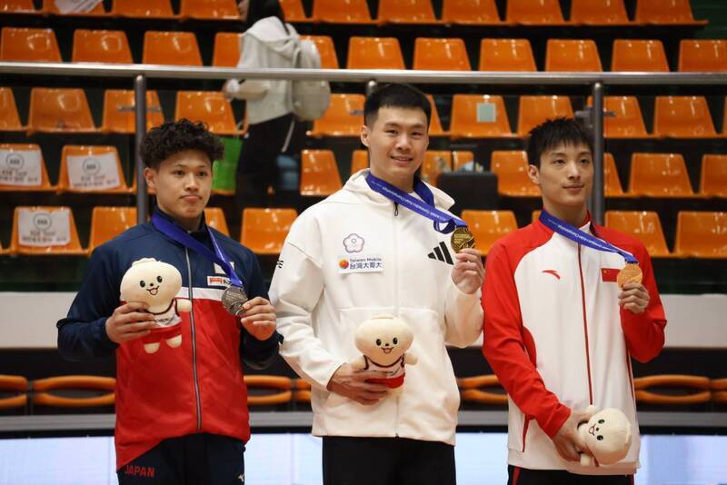 Tang Chia-hung (唐嘉鴻, centro) obtuvo la medalla de oro en el aparato de la barra fija en el Campeonato Asiático de Gimnasia Artística 2025, celebrado en Corea del Sur. (Foto: Federación de Gimnasia de Taiwán)
