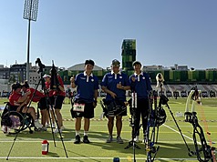 El equipo taiwanés femenino de arco compuesto, conformado por  Chen Yi-hsuan (陳怡瑄, izqda.), Huang I-jou (黃逸柔, centro), y Chiu Yu-erh (邱鈺兒) ganó la medalla de oro en la cuarta etapa del Mundial de Tiro con Arco, celebrado del 8 al 13 de julio en Madrid, España. (Foto: Federación de Arquería de Taiwán)