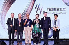 De izqda. a dcha., el ministro de Cultura, Li Yuan (李遠); el «poeta del  campo»,  Wu Sheng (吳晟); el maestro artesano, Fu Ming-guang (傅明光), la diva de la ópera taiwanesa, Yang Li-hua (楊麗花);  el primer ministro Cho Jung-tai (卓榮泰).