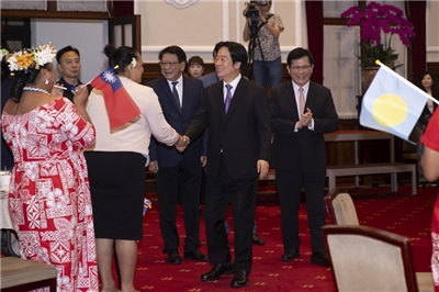 Lai Ching-te y el ministro de Exteriores Lin Chia-lung reciben a estudiantes de países aliados para desayunar "shaobing" en la Oficina Presidencial (Foto: CNA)