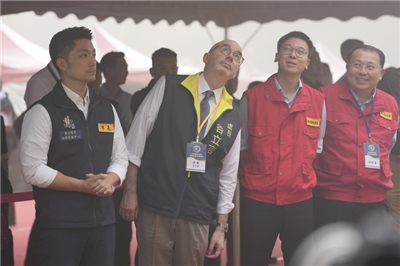 Chiang Wan-an, alcalde de Taipéi, Raymond Greene, director del AIT, y Lin Fei-fan, vicepresidente del Consejo de Seguridad Nacional, durante el ejercicio de resiliencia civil ayer en Taipéi (Foto: CNA)