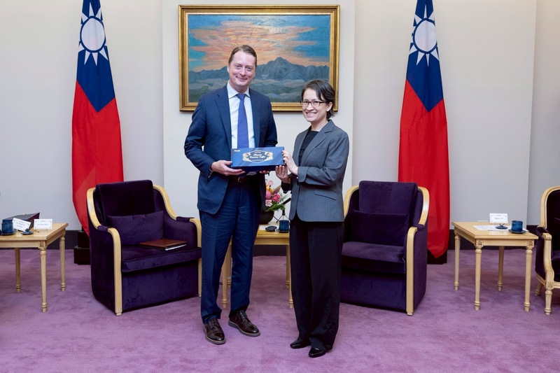 La vicepresidenta Hsiao Bi-khim recibe a la delegación de la Brookings Institutions (Foto: CNA)