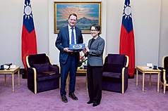 La vicepresidenta Hsiao Bi-khim recibe a la delegación de la Brookings Institutions (Foto: CNA)