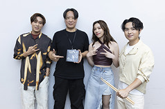 La banda taiwanesa Accusefive (告五人) junto al «Padrino de la guitarra», Ray Huang (黃中岳, segundo desde la izqda.). (Foto: CNA)