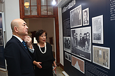 Representante de Japón en Taiwán, Katayama Kazuyuki, en la exposición sobre Peng Ming-min y su "Movimiento de Autosalvación de Taiwán" de 1964 (Foto: CNA)