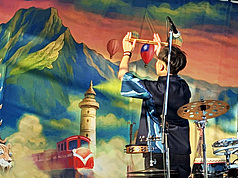 Operarios montando el espectáculo "La voz de la isla — Teatro de agradecimiento frente al templo" de Taiwán en la Expo de Osaka (Foto: CNA)