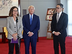 El presidente del Comité de Servicios Armados del Senado de Estados Unidos, Roger Wicker, y la senadora Deb Fischer, a su llegada a Taipéi (Foto: CNA)