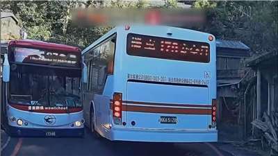 Dos autobuses dan una lección magistral de maniobrabilidad en las estrechas calles de Jiufen, en el norte de Taiwán (Foto: captura de vídeo)