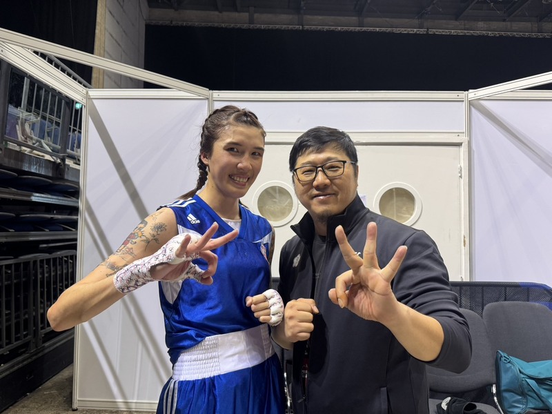 Huang Hsiao-wen (黃筱雯, izqda.) celebra junto a su entrenador, Liu Tsung-tai (劉宗泰), luego de ganar la medalla de oro en el Campeonato Mundial de Boxeo 2025, división femenina de 54 kg. (Foto: CNA)