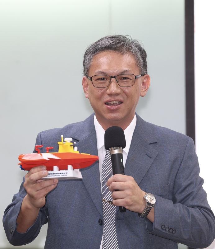 Chen Cheng-hong, presidente de CSBC, presenta maqueta del buque no tripulado “Ray Manta Endeavor” (Foto: CNA)
