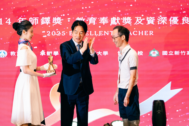 Lai Ching-te en la entrega de los Premios Shiduo en reconocimiento a maestros y profesores veteranos del sistema educativo (Foto: CNA)