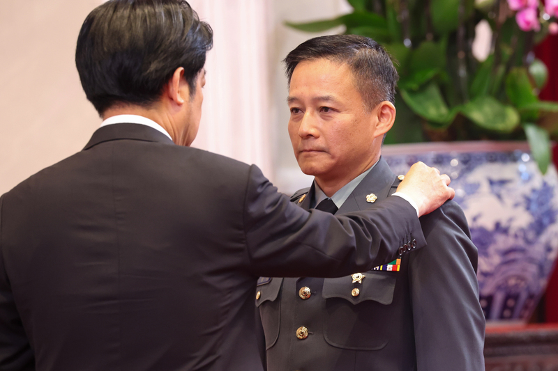 El presidente Lai Ching-te asciende al teniente general Lou Wei-chieh (Foto: CNA)