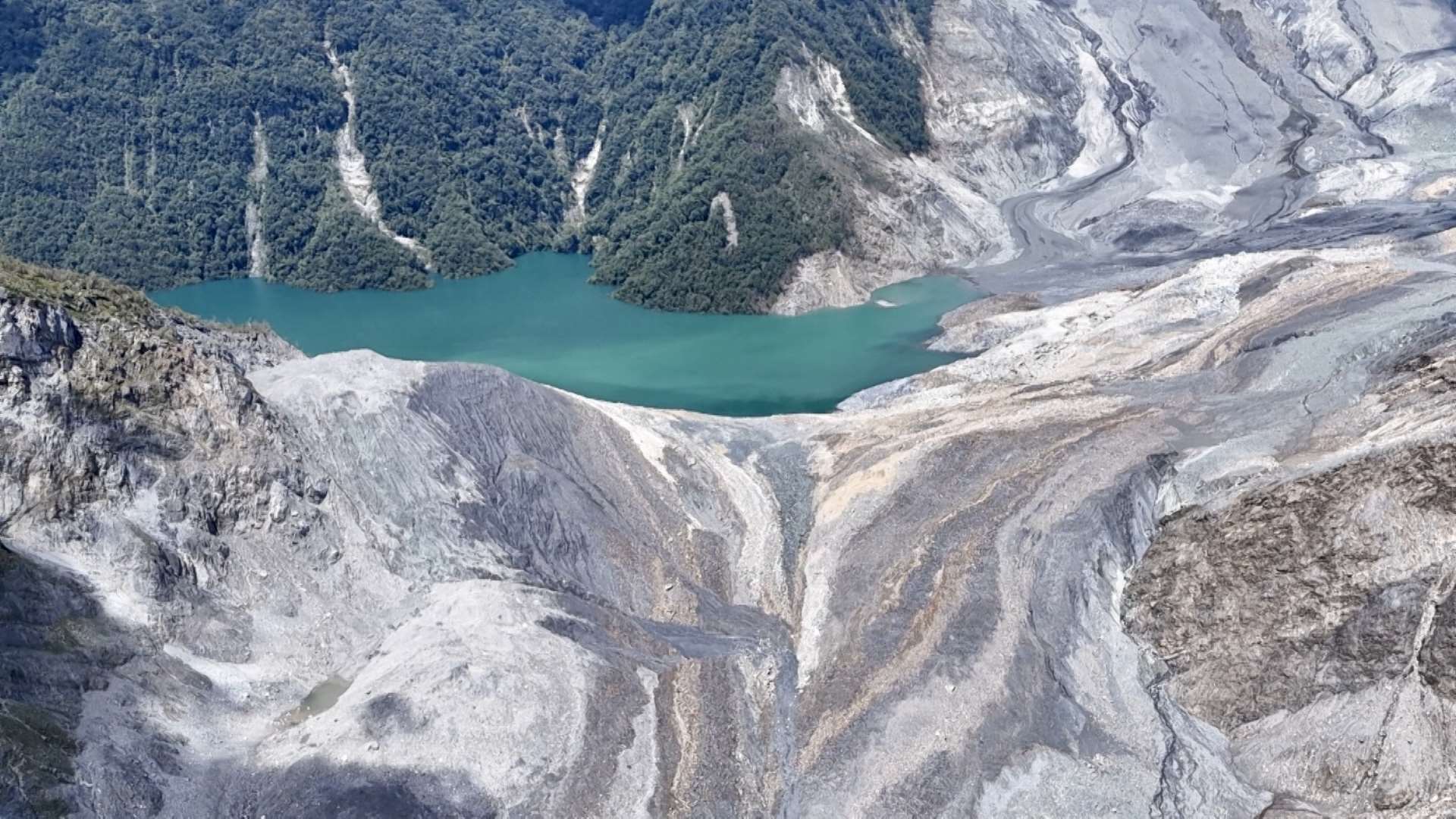 Represa natural del río Matai'an que se formó este verano tras el paso del tifón Wipha (Foto: captura de vídeo)