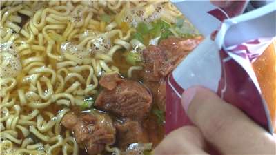 Preparación de fideos instantáneos, todo un ritual en Asia Oriental, y por supuesto en Taiwán (Foto: captura de vídeo)