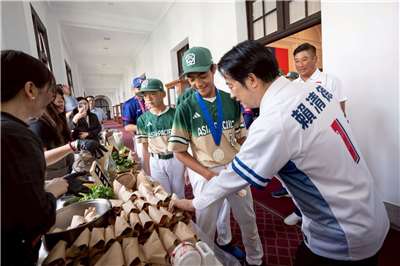 El presidente Lai Ching-te, vestido con camiseta de béisbol, recibe a los campeones infantiles de campeonatos del mundo de béisbol en la Oficina Presidencial (Foto: Facebook de Lai Ching-te)
