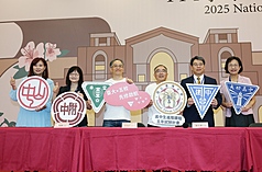 El rector de la Universidad Nacional de Taiwán, Chen Wen-chang (陳文章, tercero desde la dcha.), junto con los directores de las 5 escuelas secundarias participantes del programa académico. (Foto: CNA)