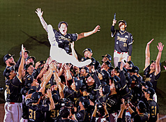 El bateador de los Dragones Wei Chuan, Ngayaw‧Ake' (林智勝), se retira del deporte competitivo tras 22 años de carrera. Ake es el mayor bateador de jonrones en la historia de la Liga de Béisbol Profesional de Taiwán, con 305 cuadrangulares marcados. (Foto: CNA)