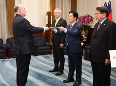 El nuevo embajador de Paraguay ante la República de China (Taiwán), Darío Filártiga Ruiz Díaz, entrega sus cartas credenciales al presidente Lai Ching-te (Foto: CNA)