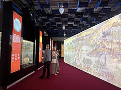 El rollo "Arriba el Río en el Festival Qingming", que, con sus más de 11 metros, muestra la vida urbana y se presenta con proyecciones digitales para que los visitantes puedan sumergirse en la historia. (Foto: CNA)