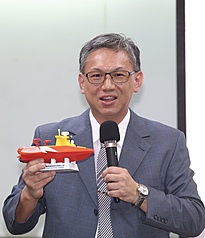 Chen Cheng-hong, presidente de CSBC, presenta maqueta del buque no tripulado “Ray Manta Endeavor” (Foto: CNA)