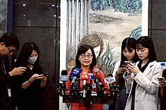 Vicealcaldesa de Taipéi, Lin Yi-hua, explica las razones para el aplazamiento del Foro de las Dos Ciudades 2025 en Shanghái (Foto: CNA)