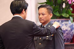 El presidente Lai Ching-te asciende al teniente general Lou Wei-chieh (Foto: CNA)