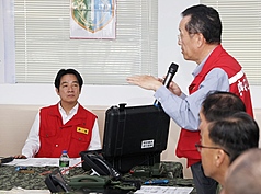 El ministro de Defensa, Wellington Koo (de pie), en Hualien para coordinar la ayuda militar a la recuperación de Guangfu (Foto: CNA)