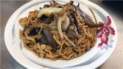 Fideos salteados con anguila, uno de los platos típicos de Tainan (Foto: captura de vídeo)