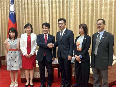 El vicepresidente del Yuan Legislativo, Johnny Chiang (dcha. centro), recibió en Taipéi al senador japonés Hirofumi Takinami (izda. centro) (Foto: Rti)